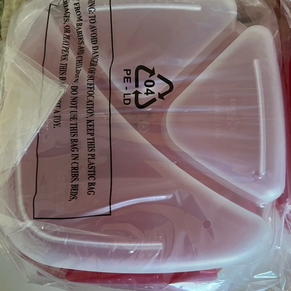 Lock & Lock Food Storage Container Set of 4 with 3 compartments each - Picture 4 of 7